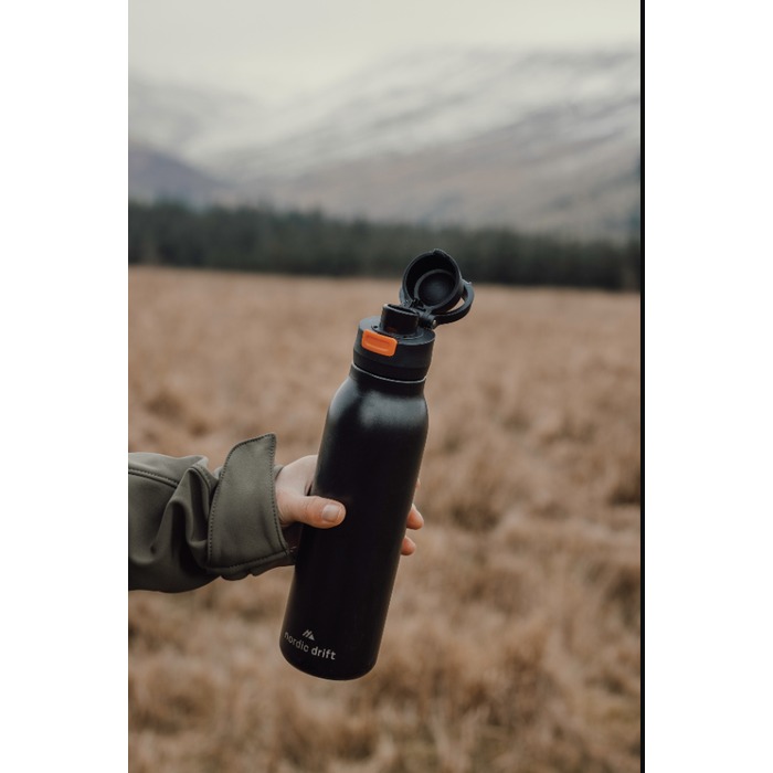 Nordic Drift Trail — sticla ținută în mână, în aer liber