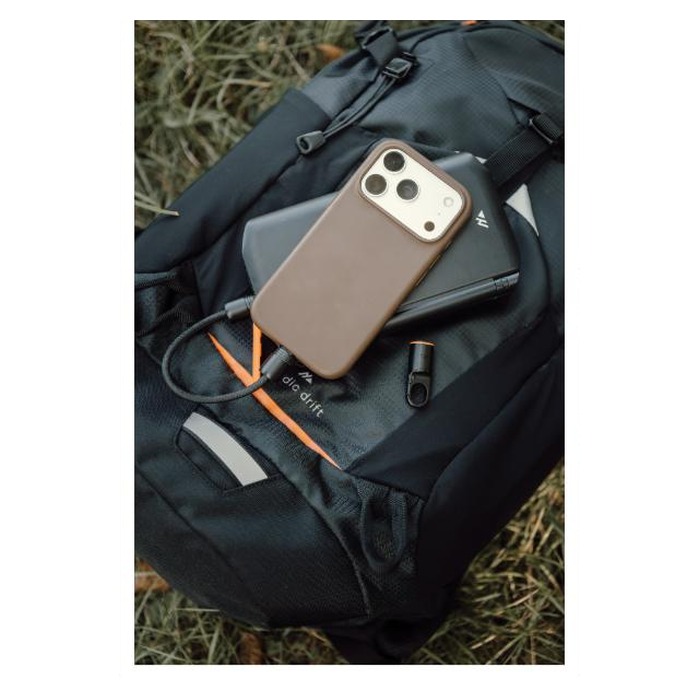 Nordic Drift Everest — cablul agățat de un rucsac, în natură